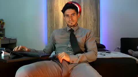 Snapshot of andrew_elliot chatting on November 11, 2025, 2:44 am Andrew online show from November 11, 2025, 2:44 am