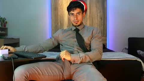 Snapshot of andrew_elliot chatting on November 15, 2025, 1:47 am Andrew online show from November 15, 2025, 1:47 am