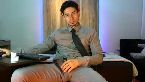 Snapshot of andrew_elliot chatting on November 16, 2025, 8:31 am Andrew online show from November 16, 2025, 8:31 am