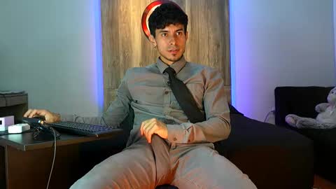 Snapshot of andrew_elliot chatting on November 25, 2025, 2:44 am Andrew online show from November 25, 2025, 2:44 am