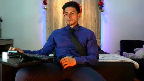 Snapshot of andrew_elliot chatting on December 18, 2025, 5:46 am Andrew online show from December 18, 2025, 5:46 am