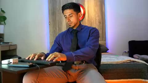 Snapshot of andrew_elliot chatting on February 8, 2026, 6:39 am Andrew online show from February 8, 2026, 6:39 am