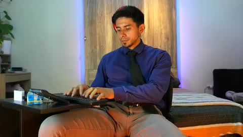 Snapshot of andrew_elliot chatting on February 17, 2026, 1:46 am Andrew online show from February 17, 2026, 1:46 am