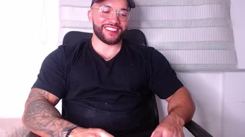 Snapshot of andrew_holden__ chatting on October 16, 2025, 12:33 am andrew_holden__ online show from October 16, 2025, 12:33 am