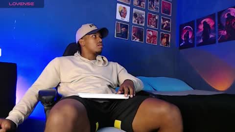 Snapshot of andrew_hoult chatting on October 16, 2025, 12:44 am Andrew online show from October 16, 2025, 12:44 am