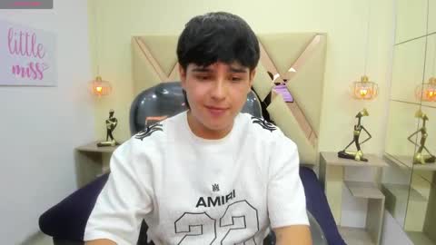 Snapshot of andrewsmile_ chatting on April 11, 2026, 1:37 pm ANDREW online show from April 11, 2026, 1:37 pm