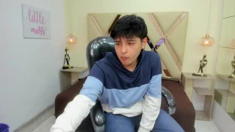 Snapshot of andrewsmile_ chatting on April 14, 2026, 12:22 pm ANDREW online show from April 14, 2026, 12:22 pm