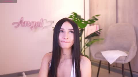 Snapshot of angeeel_ chatting on September 19, 2025, 5:35 pm Angel online show from September 19, 2025, 5:35 pm