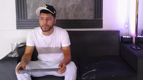 angel_villareal_ online show from February 14, 2026, 5:15 am