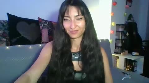 Snapshot of angela_mis chatting on December 6, 2024, 4:25 am Angela online show from December 6, 2024, 4:25 am