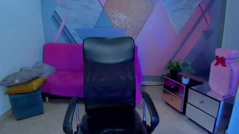 Angela online show from November 5, 2025, 4:01 am