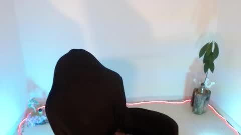 angele online show from October 13, 2025, 2:22 am