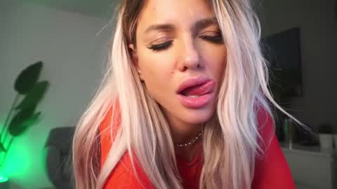 Snapshot of angeleyesblue25 chatting on December 25, 2024, 1:31 am annita online show from December 25, 2024, 1:31 am