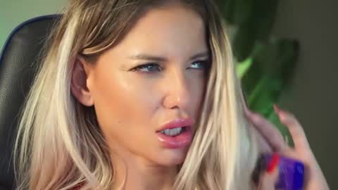 Snapshot of angeleyesblue25 chatting on December 29, 2024, 10:25 pm annita online show from December 29, 2024, 10:25 pm