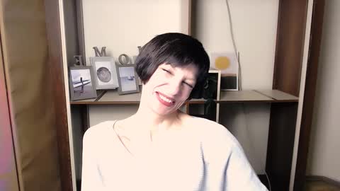 Snapshot of angelinalov_ chatting on November 17, 2025, 8:09 am Angelina online show from November 17, 2025, 8:09 am