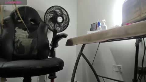 Snapshot of angell_hans11_aws chatting on December 24, 2024, 6:00 am Im Angel online show from December 24, 2024, 6:00 am