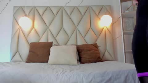 ANGIE online show from November 21, 2025, 2:16 pm