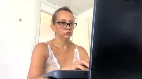 angelycute476334 online show from October 2, 2025, 8:16 pm