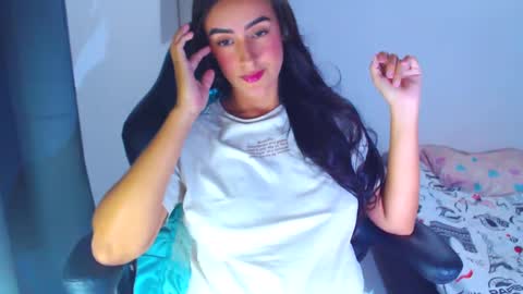 Snapshot of angie_dreamgirl chatting on December 9, 2024, 10:30 pm IG angie dreamgirl01 online show from December 9, 2024, 10:30 pm