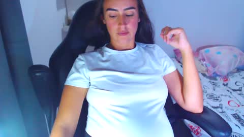 Snapshot of angie_dreamgirl chatting on February 4, 2025, 10:55 pm IG angie dreamgirl01 online show from February 4, 2025, 10:55 pm