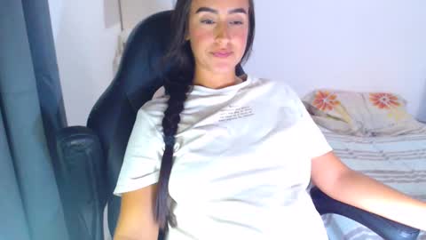 Snapshot of angie_dreamgirl chatting on February 14, 2025, 7:33 pm IG angie dreamgirl01 online show from February 14, 2025, 7:33 pm