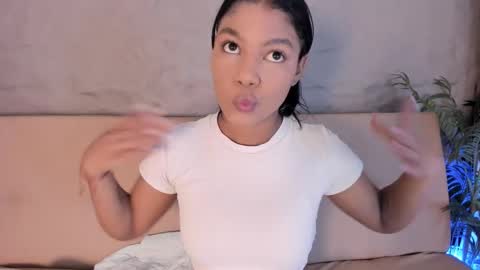 angy_avila online show from November 17, 2025, 11:49 am