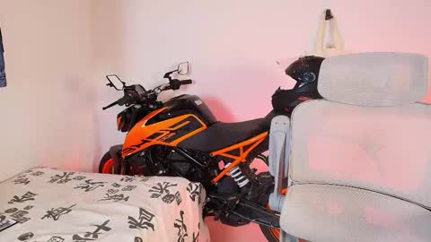 Snapshot of anky_xx chatting on December 2, 2025, 4:40 am Anky online show from December 2, 2025, 4:40 am