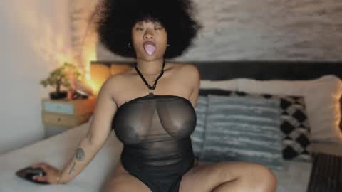 Snapshot of anneth__m chatting on November 11, 2025, 7:47 pm Anneth online show from November 11, 2025, 7:47 pm