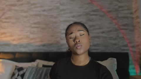 Snapshot of anneth__m chatting on November 18, 2025, 8:46 pm Anneth online show from November 18, 2025, 8:46 pm