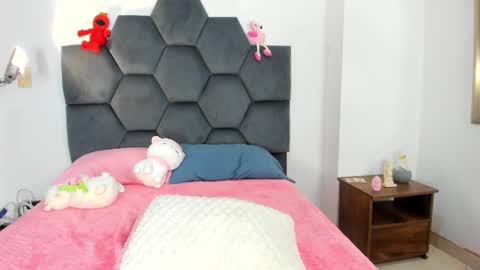 Snapshot of annie_dreams69 chatting on December 4, 2024, 12:30 am Annie online show from December 4, 2024, 12:30 am