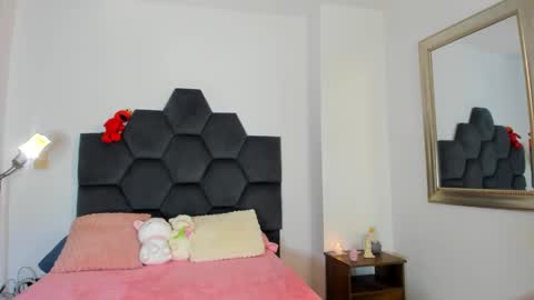 Snapshot of annie_dreams69 chatting on December 19, 2024, 9:28 pm Annie online show from December 19, 2024, 9:28 pm