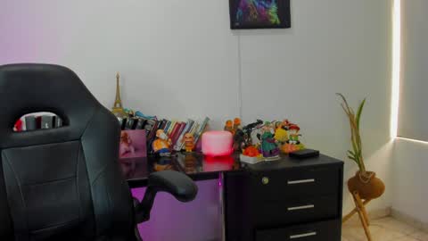 annie_loff online show from February 5, 2025, 6:15 pm