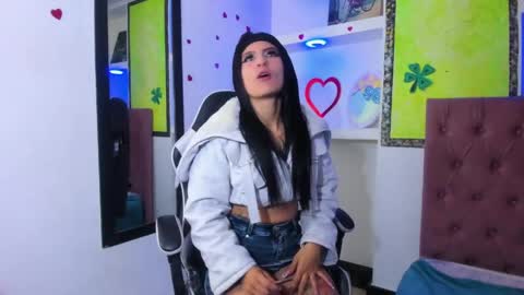 Snapshot of anniee_x chatting on May 1, 2026, 1:05 pm Anniee online show from May 1, 2026, 1:05 pm