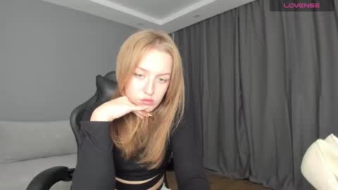 Snapshot of annyfourse chatting on December 16, 2024, 5:00 pm AnnyFourse online show from December 16, 2024, 5:00 pm