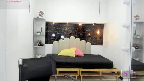 Anny online show from October 28, 2025, 7:49 pm