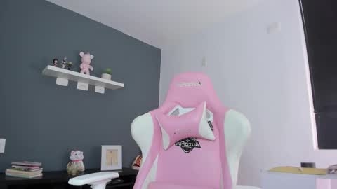 Antonella online show from April 8, 2026, 7:03 pm