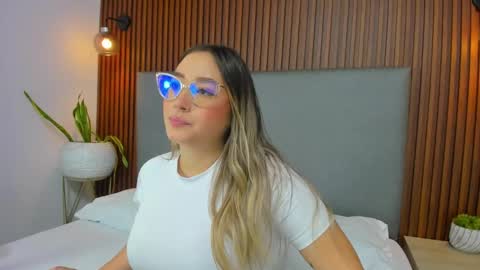 A N T O N E L L A  online show from January 6, 2025, 1:52 pm