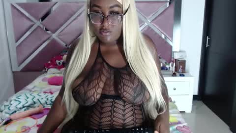 Snapshot of antonella_lenox chatting on October 22, 2025, 5:19 am AntonellaLenox online show from October 22, 2025, 5:19 am