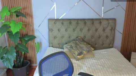 Antonella online show from April 16, 2026, 6:36 am