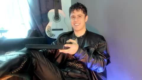 antonnello_ online show from November 28, 2025, 4:09 pm