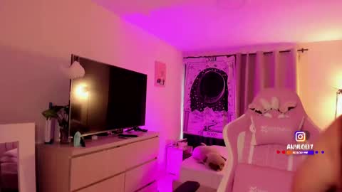   Independent model  online show from November 8, 2025, 7:01 pm