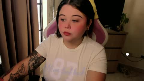   Independent model  online show from April 26, 2026, 9:01 pm