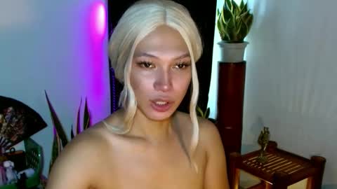 Snapshot of aphr0dite_x chatting on December 8, 2024, 12:40 am Roman Goddess online show from December 8, 2024, 12:40 am