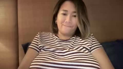 Snapshot of apple_pie_love chatting on October 17, 2025, 7:27 pm Anika online show from October 17, 2025, 7:27 pm