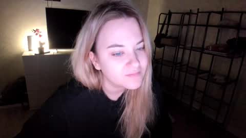 appleyummybuns online show from November 14, 2025, 12:37 pm