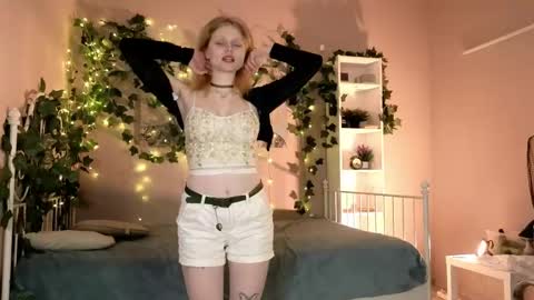 Snapshot of aprilgreeen chatting on April 19, 2026, 8:44 pm Hazy online show from April 19, 2026, 8:44 pm