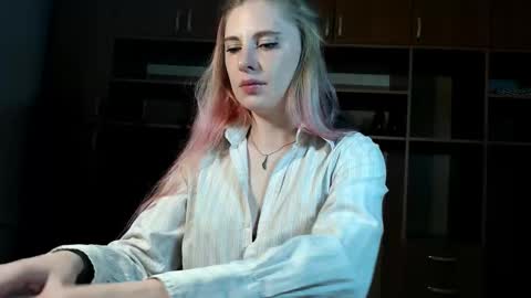 aqualen online show from October 19, 2025, 11:33 am