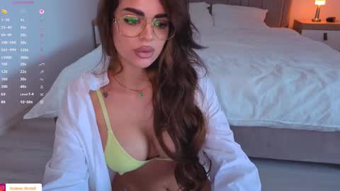 IsaBella online show from November 6, 2025, 8:59 am