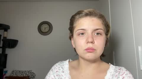 Snapshot of ari_crystal chatting on February 11, 2026, 4:12 pm ari_crystal online show from February 11, 2026, 4:12 pm