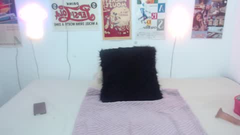 Snapshot of ari_rossee_ chatting on February 9, 2025, 8:56 pm    online show from February 9, 2025, 8:56 pm